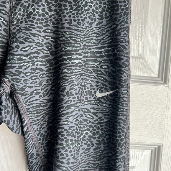 Nike Running Dri-Fit women’s leggings sz M Animal Print - Picture 2 of 12